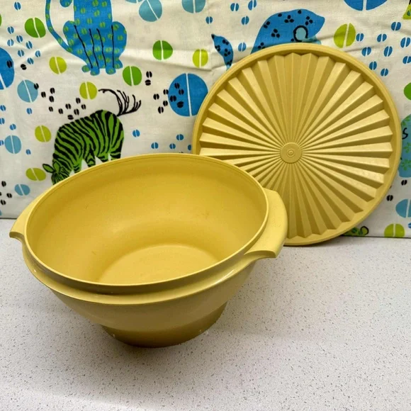 VINTAGE TUPPERWARE HARVEST GOLD SALAD BOWL SET 6 BOWLS & SERVING BOWL - Picture 5 of 5